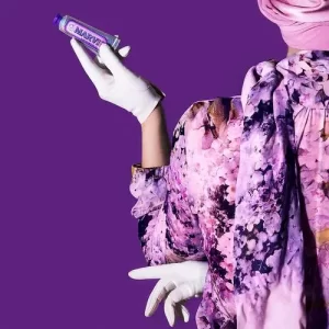 بنت في يدها معجون أسنان مارفيس بالياسمين والنعناع 25مل Marvis Jasmin Mint Toothpaste