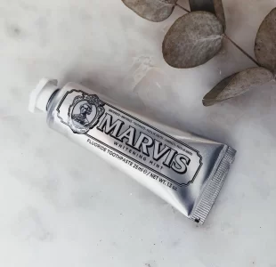معجون أسنان مارفيس بالنعناع المبيض 25مل Marvis Whitening Mint Toothpaste 4 معجون أسنان مارفيس بالنعناع المبيض 25مل Marvis Whitening Mint Toothpaste